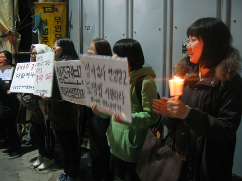 지난 21일 열린 '북아현동 강제철거 중단'을 위한 제7차 촛불문화제에서 한 참가자가 촛불을 들고 있다.  
