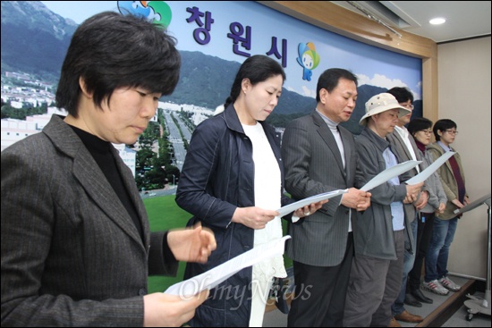  창원물시민연대는 27일 오전 창원시청 브리핑룸에서 기자회견을 열고 4.11총선 후보를 대상으로 '마산만 현안'과 관련해 정책질의를 하고 받은 결과서를 분석해 발표했다.