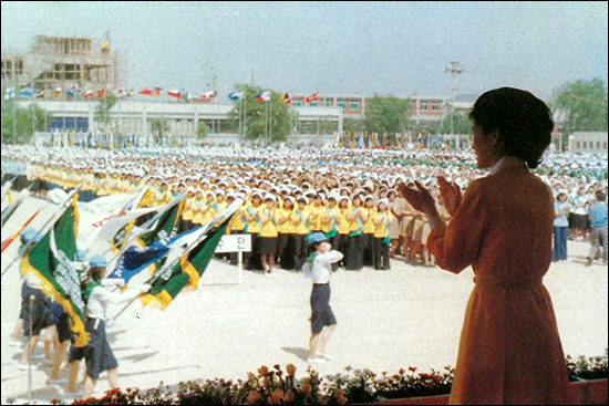 1978년 구국여성봉사단 총재 자격으로 도열한 시민들의 환호를 받고 있는 현 박근혜 새누리당 비대위원장.