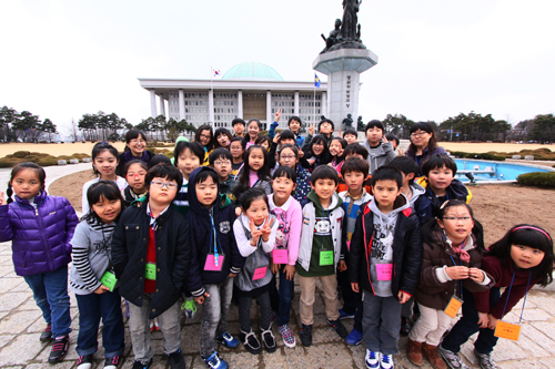 인천 부평구 삼산동 신나는어린이도서관 어린이들이 국회의사당을 배경으로 기념 사진을 찍었다.