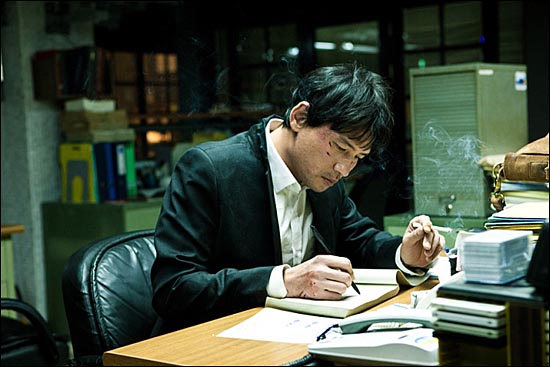 영화 <모비딕>의 한 장면. 배우 황정민은 이 영화에 열혈 사회부기자로 등장한다. 