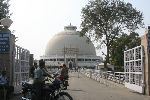 암베드카르 대학 정문에서 실내체육관처럼 보이는 건물이 암베드카르 기념관이다.