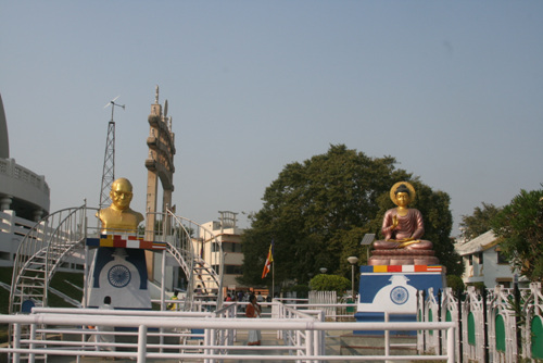 암베드카르 기념관 바로 앞에는 암베르카드와 부처상이 나란히 있다. 사람들은 이들 두 조각 앞에서 경건하게 기도드린다 