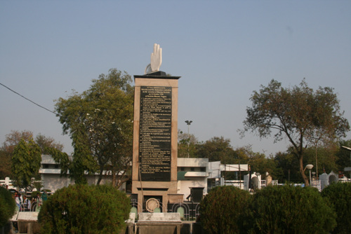 암베드카르 대학 정문 오른쪽에는 암베드카르가 힌두교에서 불교로 개종한 기념물이 서있다. 1956년 10월 15일 22개의 선언문을 낭독하고 불교로 개종하자 50만명이 그를 뒤따랐다. 손이 보이는 석조물이 개종 기념물이다 