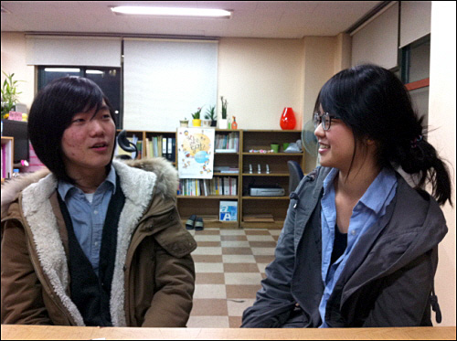 서울 충정로에 위치한 진보교육연구소에서 만난 청소년인권행동 아수나로 활동가 검은빛(16, 왼쪽)씨와 수수(19, 오른쪽)씨.