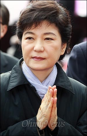 박근혜 새누리당 비대위원장이 28일 오후 서울 종로구 조계사에서 열린 '제13대 종정 진제 대종사 추대법회'에 참석해 합장을 하고 있다.