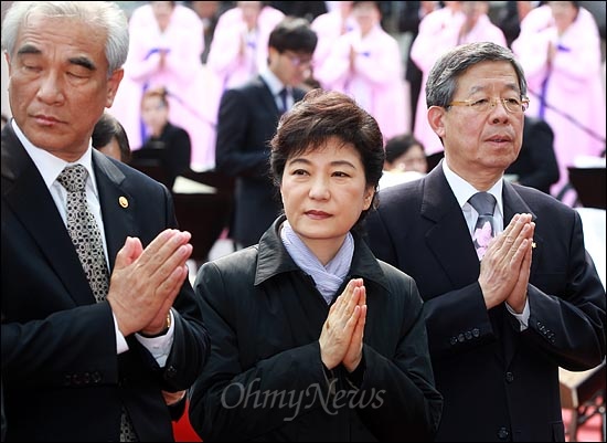 박근혜 새누리당 비대위원장이 지난 28일 오후 서울 종로구 조계사에서 열린 '제13대 종정 진제 대종사 추대법회'에 참석해 합장을 하고 있다.