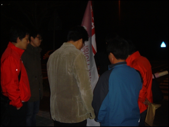 새누리당 안효대 의원 운동원 이라고 밝힌 젊은이들. 대학교 다닌다 했다.
