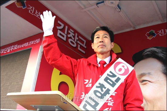 4.11총선 공식 선거운동 첫날인 29일 아침 '창원성산'에 출마한 진보신당 김창근 후보가 거리에 나와 인사를 하고 있다.