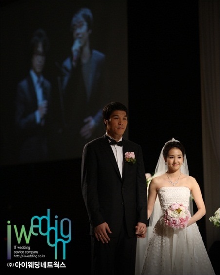  지난 2009년 결혼식 당시 서장훈 선수-오정연 아나운서의 모습