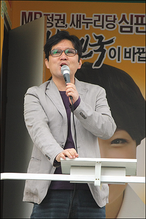  개그맨 김용씨가 사회를 보고 있다.