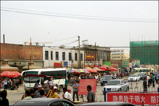 타클라마칸 사막 남부 도시 예청. 티베트로 가는 버스가 있을 정도로 교통의 중심지이다.