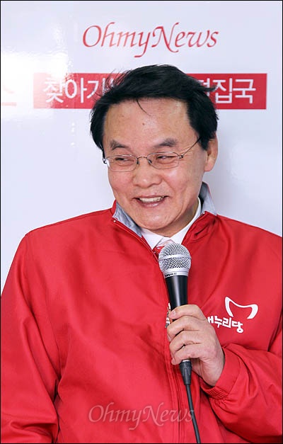 새누리당 홍사덕 공동선대위원장. 지난 3월 29일 <오마이뉴스> 총선버스 당시.