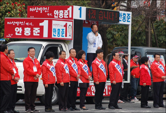 4.11총선 '마산회원'에 출마한 새누리당 안홍준 후보는 공식선거운동 첫날인 29일 마산에서 거리 연설회를 가졌다.