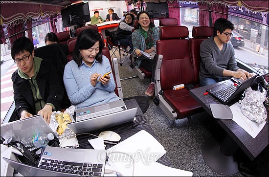 <오마이뉴스>의 '찾아가는 SNS 편집국' 총선버스 취재팀이 29일 서울 시내를 돌며 민심 생중계를 하고 있다. 방송 스튜디오로 개조한 버스 뒤편에서 진행하는 생중계 장면을 취재기자들이 현장송고하고 있다.