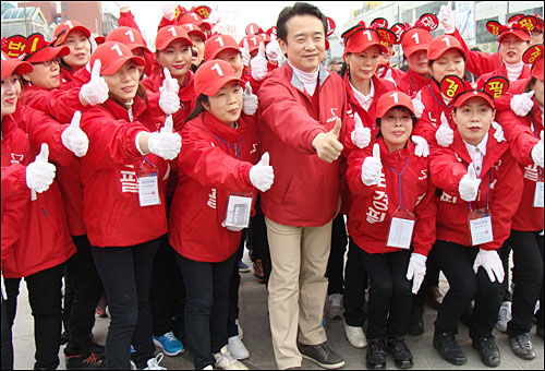  수원병 새누리당 남경필 후보가 29일 오후 지동시장 입구 광장에서 지지자들이 모인 가운데 열린 출정식에서 여성 선거운동원들과 함께 자신의 기호 1번을 뜻하는 엄지 손가락을 펴들고 승리를 다짐하고 있다.