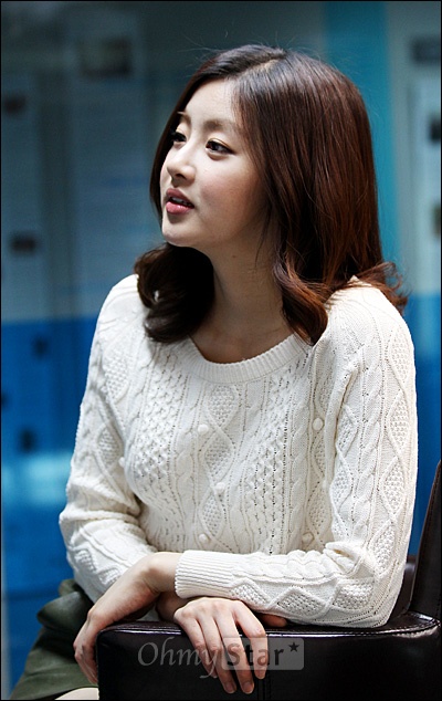  KBS2 드라마 <드림하이2> 에서 신해성 역의 배우 강소라가 26일 오후 서울 상암동 오마이스타를 방문, 인터뷰를 하기에 앞서 포즈를 취하고 있다. 