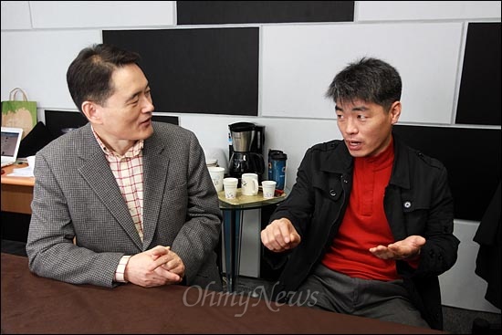 '민간인불법사찰' 피해자인 김종익 전 KB 한마음 대표(왼쪽)와 이 사건의 청와대 개입 및 은혜 의혹을 폭로한 장진수 전 공직윤리지원관실 주무관. 사진은 지난 3월 30일 <이털남> 인터뷰 당시
