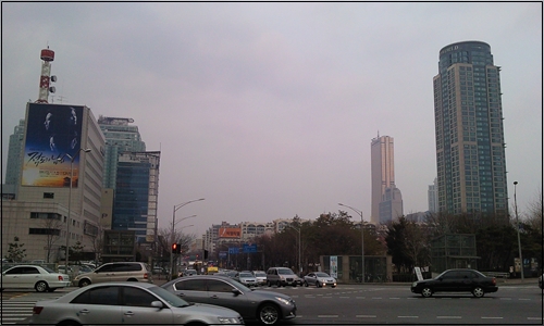 서울 여의도 모습. 오른쪽 멀리 보이는 것이 63빌딩이고, 왼쪽 건물이  KBS다.  
