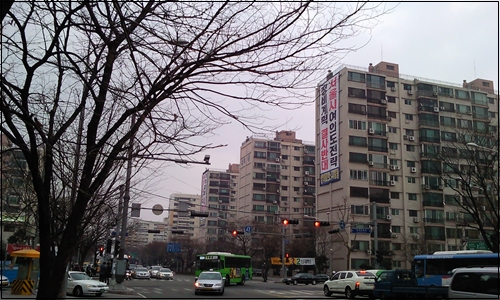 서울 여의도 전략정비구역에 포함된 삼익아파트 주민들은 아파트 외벽에 "서울시 여의도전략정비구역 결사반대", "기부채납 40%, 여의도주민이 봉이냐?" 등 플랜카드를 내걸었다.