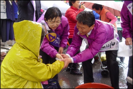 통합진보당 김선동 후보가 재래시장 상인에게 한표를 호소하고 있습니다.