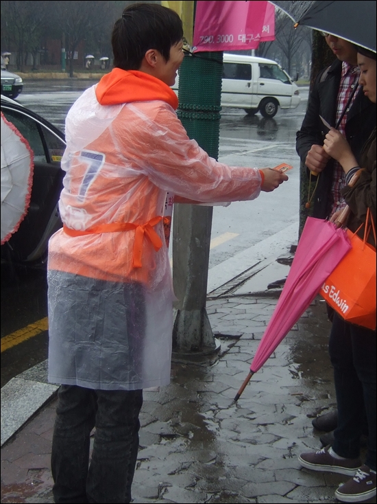 우인철 청년당 비례대표 후보가 비를 맞으면서 선거운동을 하고 있다.