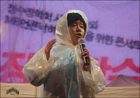 방송인 김미화씨가 30일 부산역 광장에서 열린 전국언론노조 '장물환수대작전' 콘서트에 참가해 발언하고 있다. 