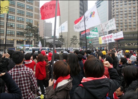 지난 3월 30일 오후 서울 시청광장에서 등록금 인하와 임금인상을 요구하는 '광장으로 달려 3.30 무한점령 프로젝트' 대회가 열렸다.