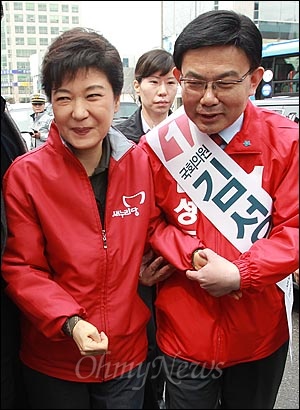 사진은 2012년 4.11 총선 당시 새누리당 박근혜 중앙선거대책위원장과 4.11 총선 마포을에 출마하는 김성동 후보가 유세를 위해 이동하는 사진