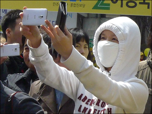 31일 안양 범계역에서 열린 민주통합당 한명숙 대표의 지원 유세 장면을 스마트폰에 담는 시민들