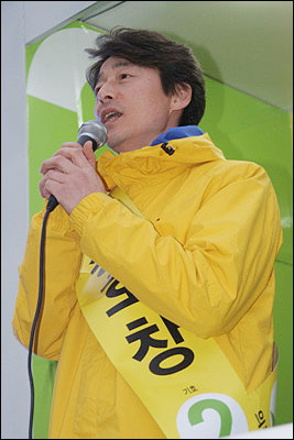 송호창 민주통합당 후보가 유세를 하고 있다. 