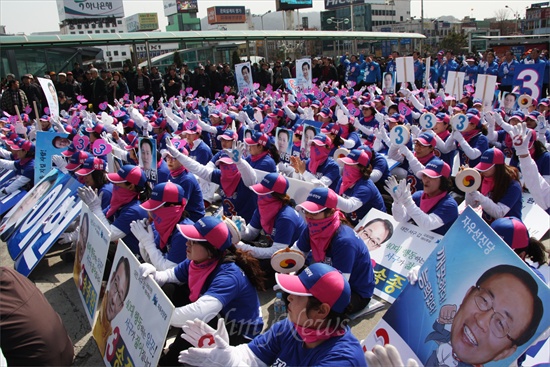 자유선진당 대전지역 6명의 후보들이 1일 오후 대전역광장에서 합동유세를 벌인 가운데, 선거운동원과 당원들이 후보자들의 연설에 환호하고 있다.