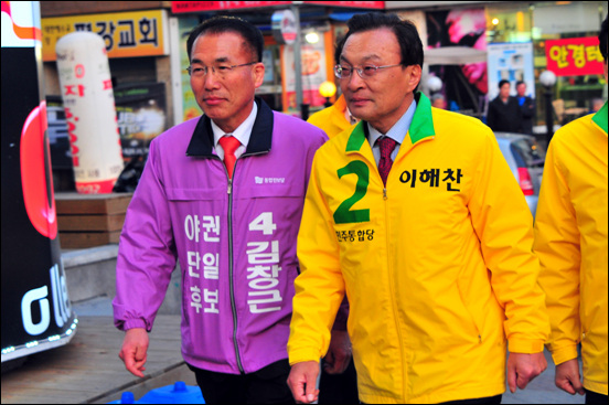 세종시에 출마한 이해찬 전 총리가 4월 1일 저녁 대전 대덕을 방문해 통합진보당 김창근 후보 지원에 나섰다.