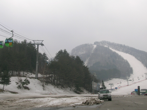 파장을 앞둔 스키장의 모습, 천연눈으로 어느 때보다도 풍성한 겨울을 보낼 수 있었다고. 