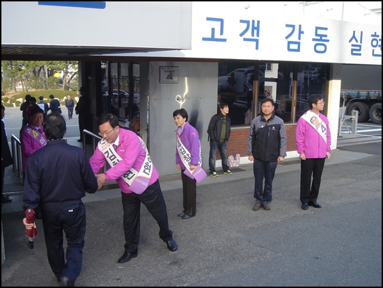 통합진보당 김창현 후보가 4공장 문 앞에서 선거운동 했습니다.