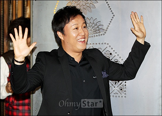   개그맨 정준하가 2일 오후 서울 청담동의 한 레스토랑에서 결혼기자회견을 마친 뒤 손을 들어 인사하며 웃고 있다.