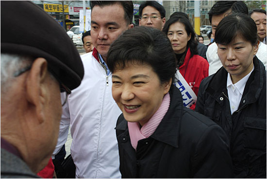 지지자로 보이는 한 노인과 눈인사를 나누는 박근혜 선대위원장.