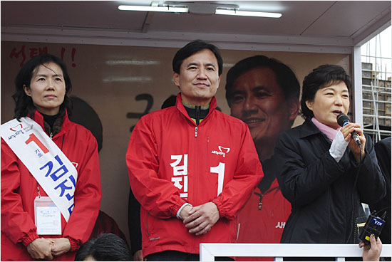 김진태 후보 지지발언을 하고 있는 박근혜 선대위원장.