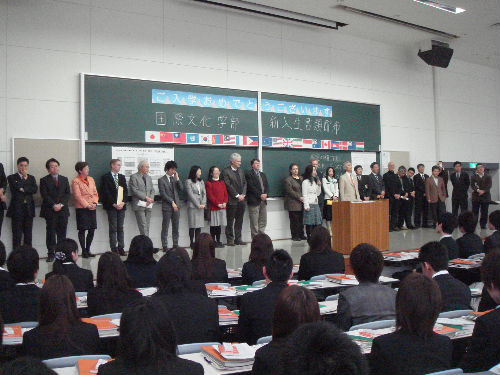　　학부학생들 앞에서 학부 교수들이 자기소개를 하고 있습니다. 교수들은 외국인이 많아서인지 비교적 일본 유니폼으로 통일 되어 있지 않습니다.