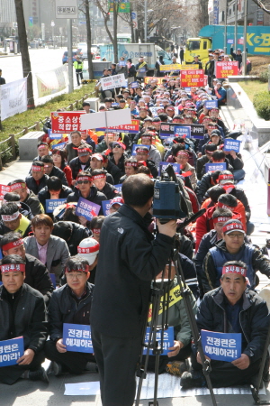 이날 집회는 여의도 동반성장위원회 앞에서 열렸다. 대각선 맞은 편에는 MBC문화방송이 있지만 파업중인 KBS와 MBC, YTN은 보이지 않고 취재현장에는 SBS와 종편일부 채널만 보였다.  
