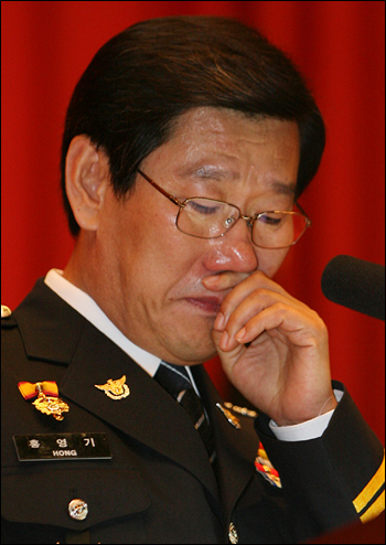 홍영기 서울경찰청장이 2007년 5월 25일 오후 서울지방경찰청에서 열린 퇴임식에서 눈물을 흘리고 있다.