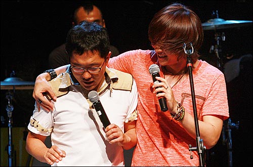  2010년 '꿈꾸는 소년 - YB의 미국 워프트 투어 이야기' 출간 기념 북 콘서트 당시 김제동과 윤도현