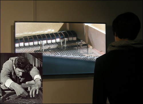 존 케이지의 '장치된 피아노(The prepared Piano)' 1946. 전시장 영상자료. 피아노를 장치하는 존 케이지(John Cage preparing a piano)[왼쪽]