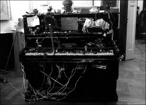 백남준 I '총체 피아노(Klavier Integral)' 36×140×65cm 1963. 사진 만프레드 몬트베(Manfred Montwe) 
