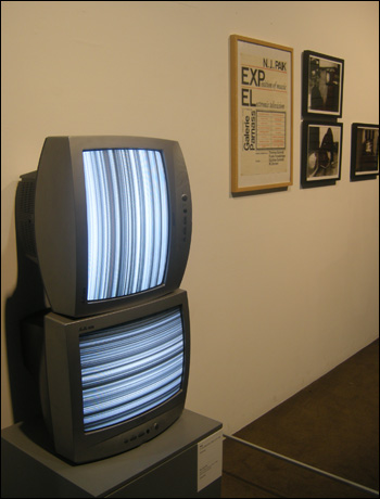 백남준 I '두 대의 TV에 입력된 소리의 파도_수평/수직(Sound Wave Input on Two TV set Horizontal/Vertical)' 1963. TV화면에 전자파로 그린다는 개념의 첫 전시를 재현하다. '추방(Expel)'이라는 단어가 뒤로 보인다
