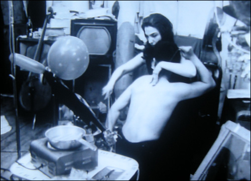 존 케이지 작곡 '인간첼로(John Cage's Charlotte Moorman with Human Cello performed with Nam June Paik)' 1967. 2층 전시실 영상자료 

