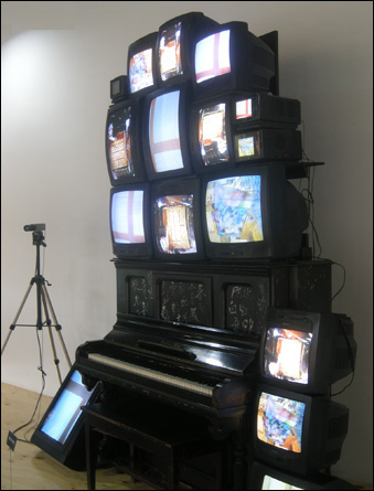 백남준 I 'TV 피아노(TV Piano)' 1988. AK 플라자 소장 
