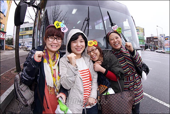 3일 오전 전주를 찾은 <오마이뉴스> 총선버스 411에 오른 전주 시민들이 투표 참여를 호소하며 활짝 웃고 있다.