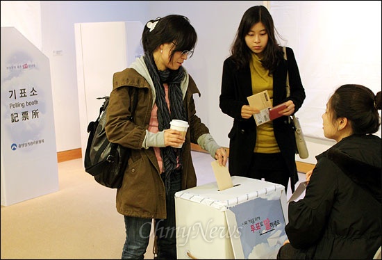 지난달 28일(현지시간)부터 시작된 4.11 총선 재외국민 투표가 2일 최종 마감된 가운데, 뉴욕 한국총영사관 투표소에는 20~30대 젊은층 유권자가 높은 투표율을 보여 눈길을 끌었다.