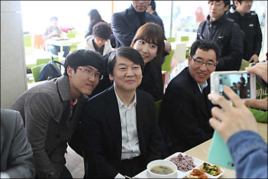 3일 오전 안철수 서울대 융합과학기술대학원장이 광주 전남대를 방문해 학생들과 사진을 찍고 있다.